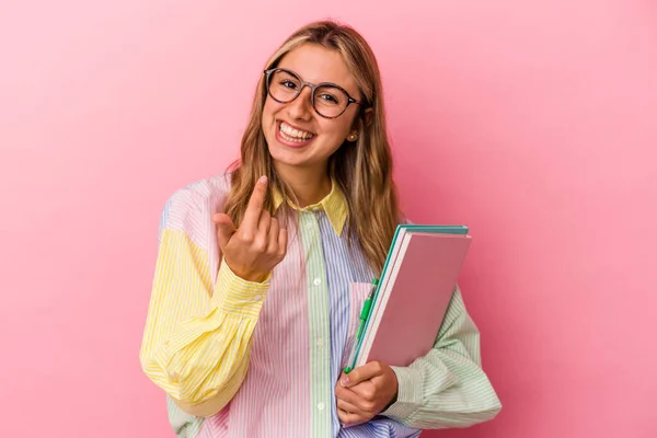 Joven Estudiante Rubia Caucásica Sosteniendo Libros Aislados Señalándote Con Dedo — Foto de Stock