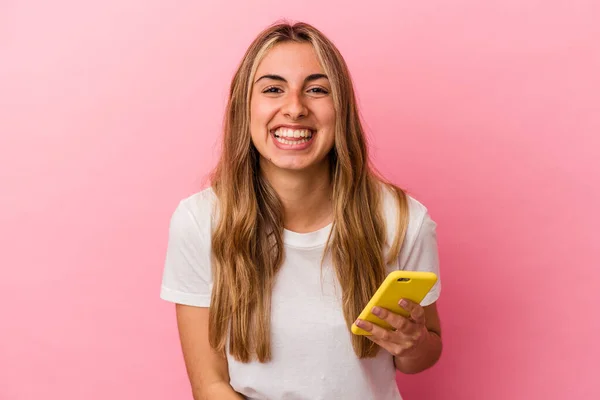 Sarışın Beyaz Bir Kadın Elinde Sarı Bir Cep Telefonu Tutarak — Stok fotoğraf