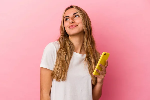 Ung Blond Kaukasisk Kvinna Som Håller Gul Mobiltelefon Isolerad Drömmer — Stockfoto