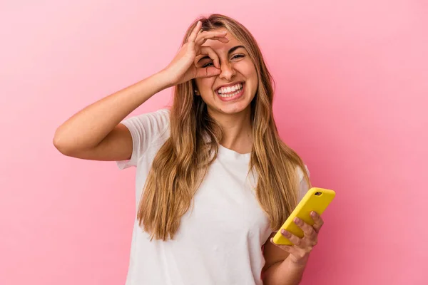 Młoda Blondynka Biały Kobieta Trzyma Żółty Telefon Komórkowy Odizolowany Podekscytowany — Zdjęcie stockowe