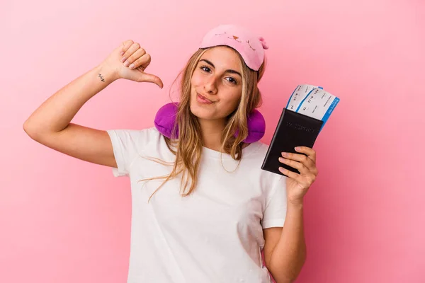 Ung Kaukasiska Blond Kvinna Som Innehar Ett Pass Och Biljetter — Stockfoto