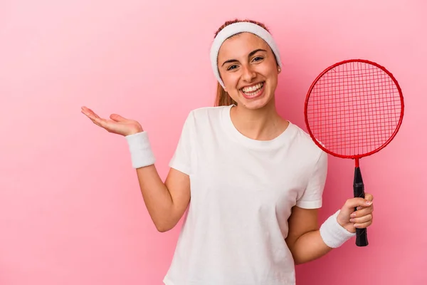 Młody Słodkie Blondynka Biały Kobieta Gospodarstwa Badminton Rakieta Izolowane Różowy — Zdjęcie stockowe