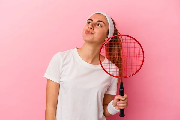 Joven Linda Rubia Caucásica Sosteniendo Una Raqueta Bádminton Aislada Sobre — Foto de Stock