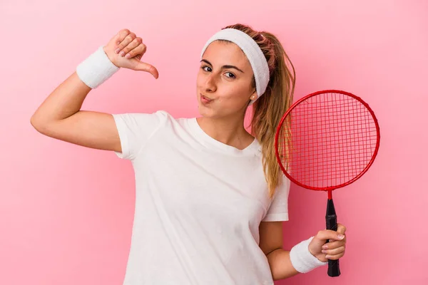 Młody Słodkie Blondynka Biały Kobieta Gospodarstwa Badminton Rakieta Izolowane Różowy — Zdjęcie stockowe