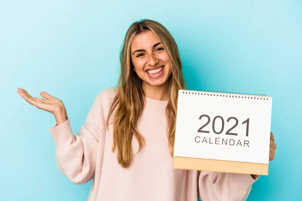 Jovem Mulher Loira Caucasiana Furando Calendário Isolado Mostrando Espaço Cópia — Fotografia de Stock