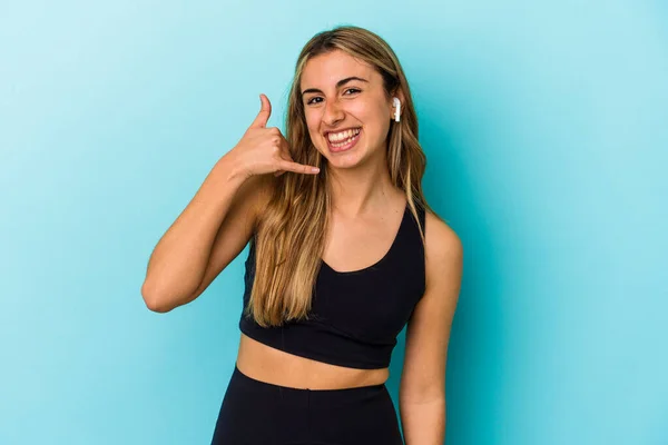 Joven Deportista Escuchando Música Con Auriculares Aislados Mostrando Gesto Llamada — Foto de Stock