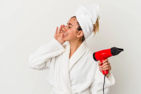 Jeune Femme Caucasienne Tenant Sèche Cheveux Isolé Sur Des Cris — Photo