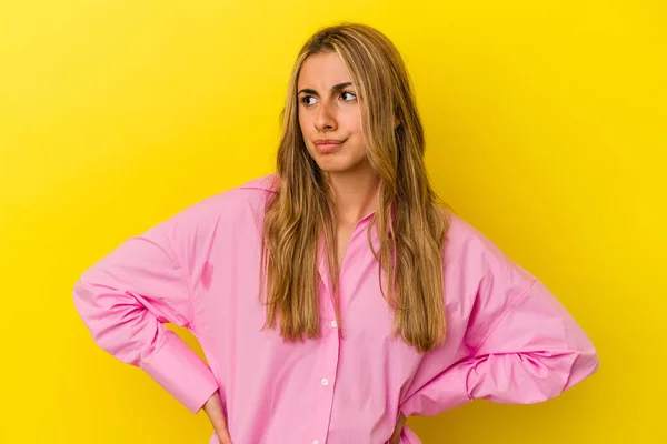 Giovane Donna Caucasica Bionda Isolata Sfondo Giallo Confuso Sente Dubbioso — Foto Stock