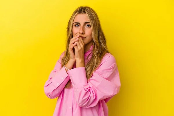 Jovem Loira Caucasiana Mulher Isolada Fundo Amarelo Com Medo Medo — Fotografia de Stock