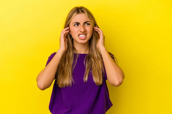 Joven Rubia Caucásica Aislada Sobre Fondo Amarillo Cubriendo Las Orejas — Foto de Stock