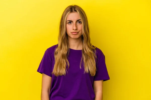 Ung Blond Kaukasiska Kvinna Isolerad Gul Bakgrund Ledsen Allvarligt Ansikte — Stockfoto