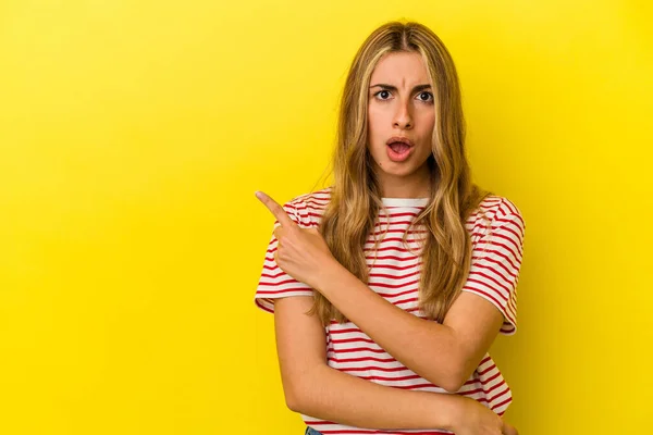 Young Blonde Caucasian Woman Isolated Yellow Background Pointing Side — Stock Photo, Image