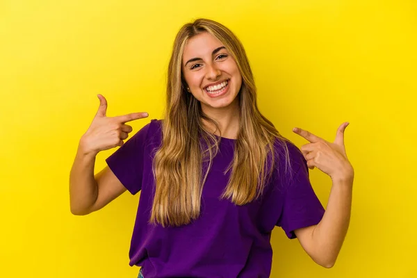 Mladá Blondýna Běloška Izolovaná Žlutém Pozadí Ukazuje Prstem Dolů Pozitivní — Stock fotografie
