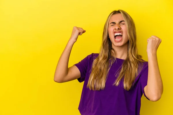 Giovane Donna Caucasica Bionda Isolata Sfondo Giallo Alzando Pugno Dopo — Foto Stock