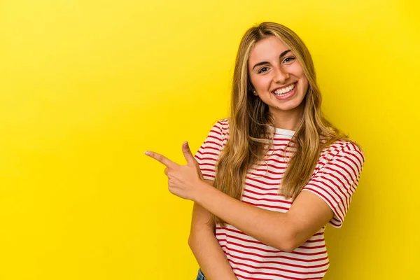 Junge Blonde Kaukasische Frau Isoliert Auf Gelbem Hintergrund Lächelnd Und — Stockfoto