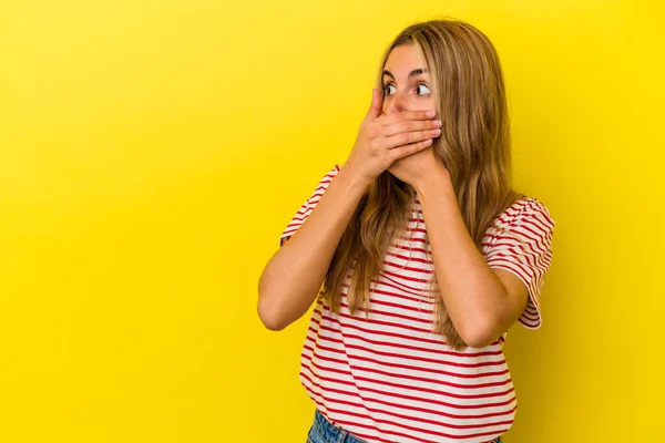 Joven Rubia Caucásica Aislada Sobre Fondo Amarillo Pensativa Mirando Espacio — Foto de Stock