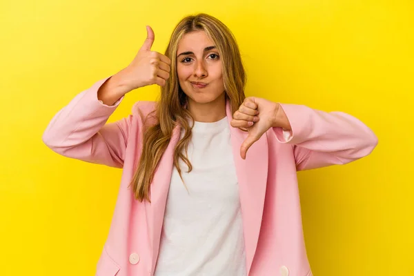 Giovane Donna Caucasica Bionda Isolata Sfondo Giallo Mostrando Pollici Alto — Foto Stock