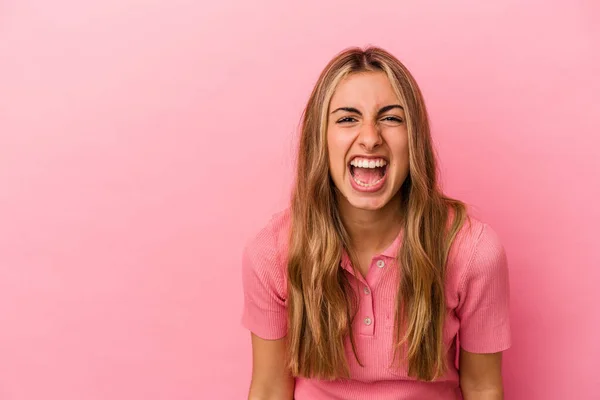 Jeune Femme Caucasienne Blonde Isolée Sur Fond Rose Criant Très — Photo