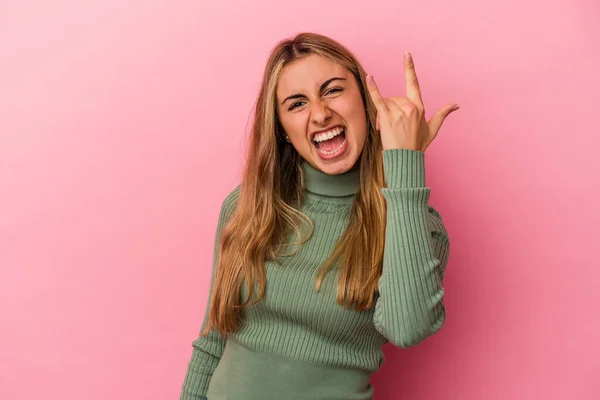 Joven Rubia Caucásica Aislada Sobre Fondo Rosa Mostrando Gesto Roca — Foto de Stock