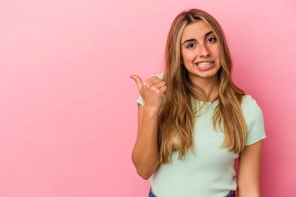 Jeune Femme Caucasienne Blonde Isolée Sur Fond Rose Choquée Pointant — Photo