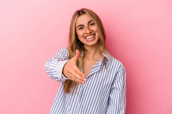 Jovem Loira Caucasiana Mulher Isolada Fundo Rosa Esticando Mão Câmera — Fotografia de Stock