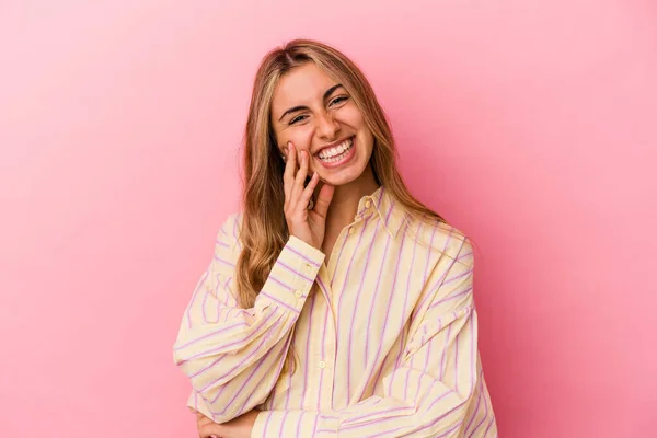 Jovem Loira Caucasiana Isolada Fundo Rosa Sorrindo Feliz Confiante Tocando — Fotografia de Stock