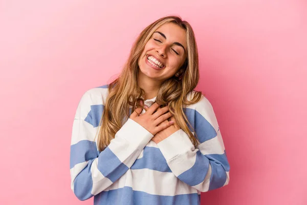 Ung Blond Kaukasisk Kvinna Isolerad Rosa Bakgrund Har Vänliga Uttryck — Stockfoto