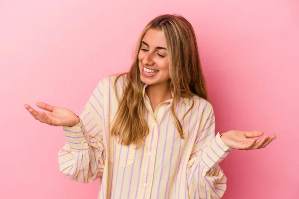 Giovane Donna Caucasica Bionda Isolata Sfondo Rosa Che Tiene Qualcosa — Foto Stock