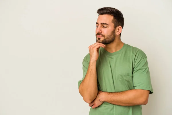 Young Caucasian Man Isolated White Background Looking Sideways Doubtful Skeptical — Stock Photo, Image