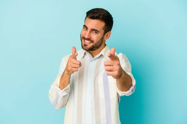 Joven Hombre Caucásico Aislado Sobre Fondo Azul Sonrisas Alegres Apuntando —  Fotos de Stock