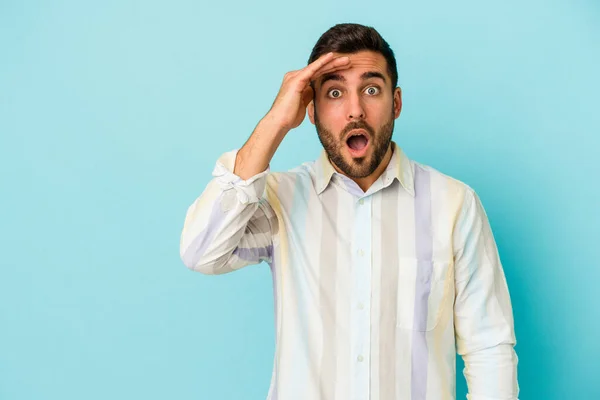 Joven Hombre Caucásico Aislado Sobre Fondo Azul Grita Fuerte Mantiene — Foto de Stock