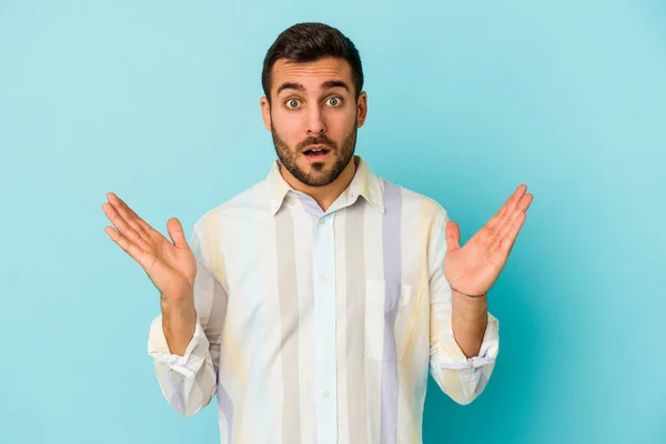 Young Caucasian Man Isolated Blue Background Surprised Shocked — Stock Photo, Image