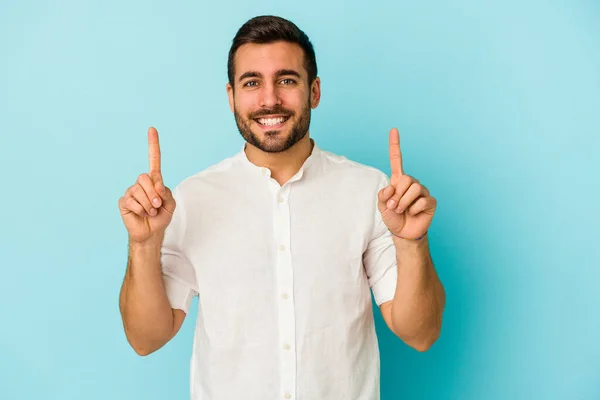 Jonge Blanke Man Geïsoleerd Blauwe Achtergrond Geeft Aan Met Beide — Stockfoto