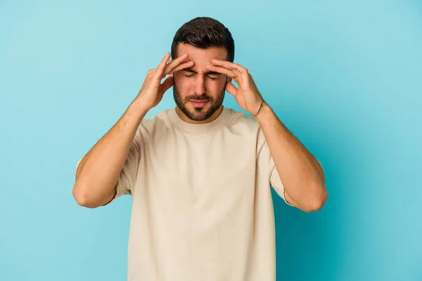 Ung Kaukasisk Man Isolerad Blå Bakgrund Med Huvudvärk Vidrör Framsidan — Stockfoto