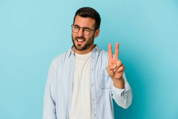 Joven Hombre Caucásico Aislado Sobre Fondo Azul Mostrando Número Dos — Foto de Stock