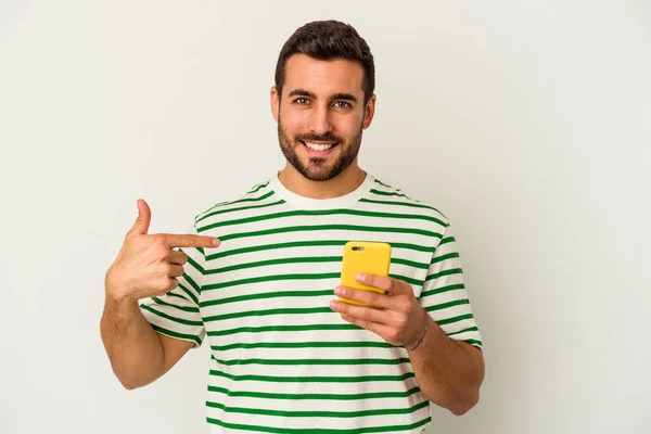 Młody Kaukaski Mężczyzna Trzymając Telefon Komórkowy Odizolowany Białym Tle Osoba — Zdjęcie stockowe