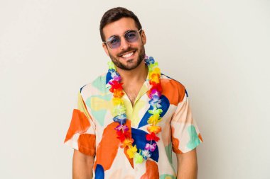 Beyaz arka planda izole edilmiş beyaz bir partide dans eden beyaz bir adam mutlu, güler yüzlü ve neşeli..