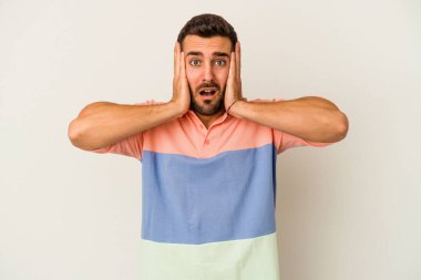 Beyaz arka planda izole genç beyaz adam şok, o önemli bir toplantı hatırladı.