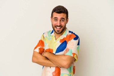 Beyaz arka planda izole genç beyaz adam gülüyor ve eğleniyor..