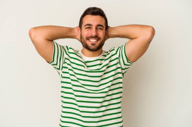 Beyaz arka planda izole edilmiş genç beyaz adam kollarını uzatıyor, rahat bir konumda..