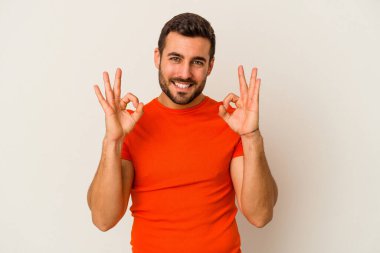 Beyaz arka planda izole edilmiş genç beyaz bir adam neşeli ve kendinden emin..