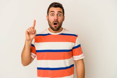 Beyaz arka planda izole edilmiş beyaz bir genç adam, yaratıcılık kavramı, harika bir fikre sahip..