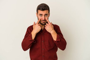 Beyaz arka planda izole edilmiş beyaz bir adam ağlıyor, bir şeyden memnun değil, acı ve kafa karışıklığı konsepti..