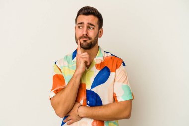 Beyaz arka planda izole edilmiş genç beyaz bir adam bir strateji planlıyor, bir iş yolu düşünüyor..