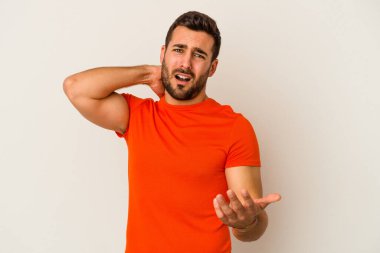 Beyaz arka planda izole edilmiş genç beyaz bir adam öfkeyle bağırıyor..