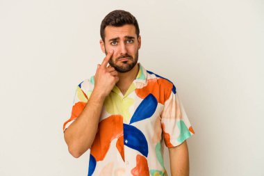 Beyaz arka planda izole edilmiş beyaz bir adam ağlıyor, bir şeyden memnun değil, acı ve kafa karışıklığı konsepti..