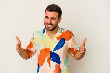 Beyaz arka planda izole edilmiş beyaz bir adam iki eliyle bir şey tutuyor..