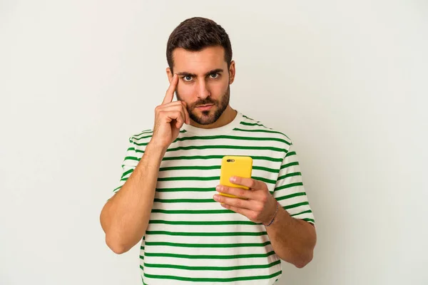 Молодий Білий Чоловік Тримає Мобільний Телефон Ізольований Білому Тлі Вказуючи — стокове фото