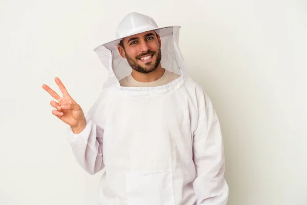 Jeune Homme Caucasien Apiculture Isolé Sur Fond Blanc Joyeux Insouciant — Photo