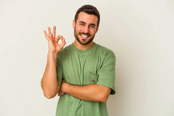 Jonge Blanke Man Geïsoleerd Witte Achtergrond Knipoogt Een Oog Houdt — Stockfoto